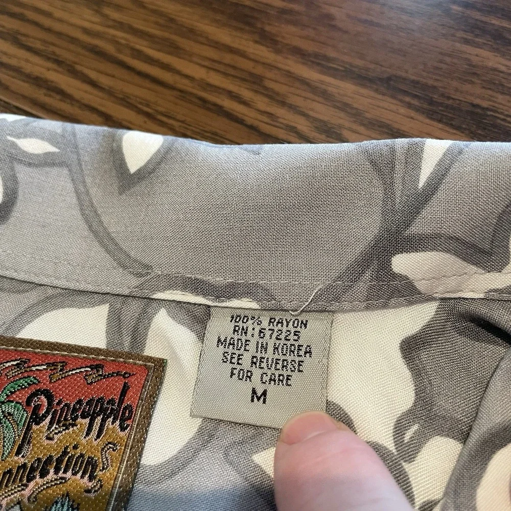 Pineapple Connection Men's Button Down Hawaiian Shirt Size Medium Gray Black Red